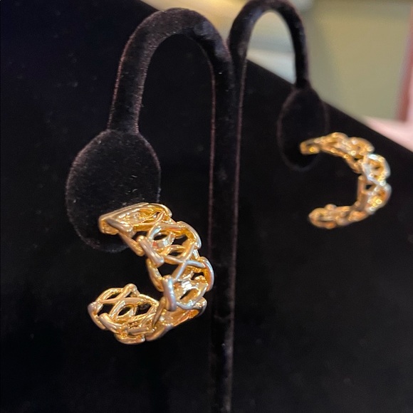 Gold loop earrings - Picture 3 of 3